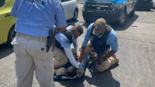 En redes sociales circula un video en donde se pone de manifiesto una vez más la brutalidad policiaca. El caso se registró en Acapulco, Guerrero