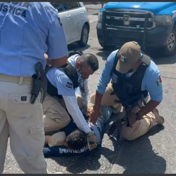 En redes sociales circula un video en donde se pone de manifiesto una vez más la brutalidad policiaca. El caso se registró en Acapulco, Guerrero