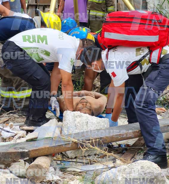 Rescatan al hombre que cayó a un cenote en Bonfil