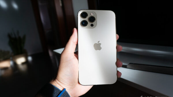 Joven de 16 años comprara un iPhone 12 con su beca