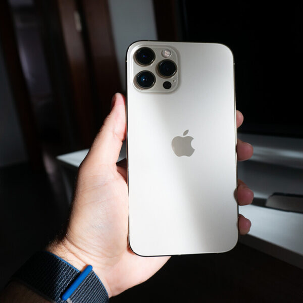 Joven de 16 años comprara un iPhone 12 con su beca