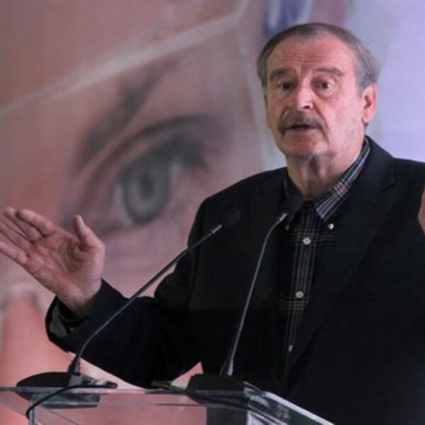 Luego de difundir un promocional de una fiesta de motocicletas, en el cual aparece tres mujeres en bikini, el expresidente Vicente Fox Quezada, fue tundido en redes sociales