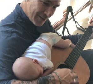 Tunden en redes a Fernando Carrillo por tratar a su bebé como trapo viejo