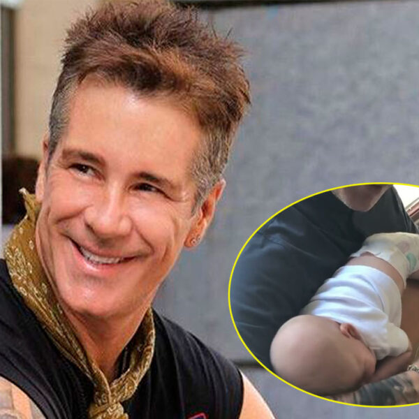 Tunden en redes a Fernando Carrillo por tratar a su bebé como trapo viejo  