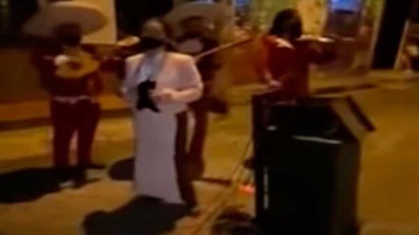 En redes sociales se viraliza un video en el que un romántico novio le lleva serenata a su amada, pero este la encuentra con su amante