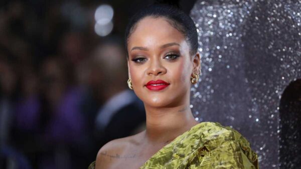Rihanna toma por sorpresa a fan al cantarle las mañanitas
