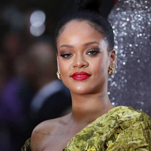 Rihanna toma por sorpresa a fan al cantarle las mañanitas