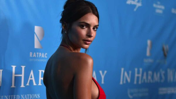 ¡Bien manchada! Emily Ratajkowski muestra cuerpazo postparto