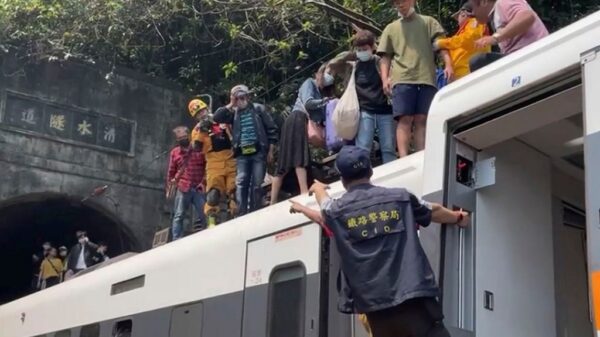 Mueren 48 personas en Taiwán por descarrilamiento de tren.
