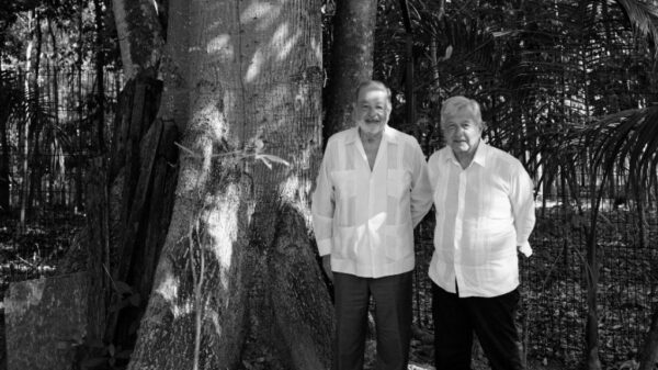 El presidente López Obrador y Carlos Slim evalúan avances del Tren Maya.