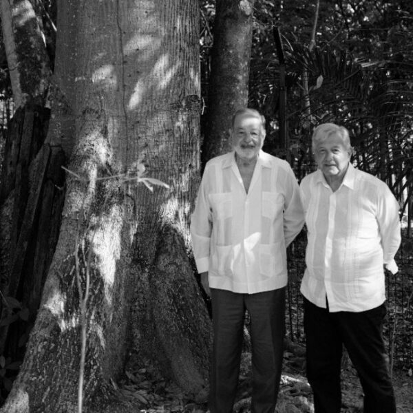 El presidente López Obrador y Carlos Slim evalúan avances del Tren Maya.
