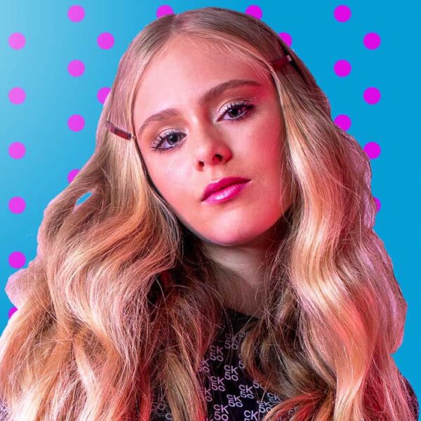 Loreto Peralta causa sensación con sus outfits atrevidos  