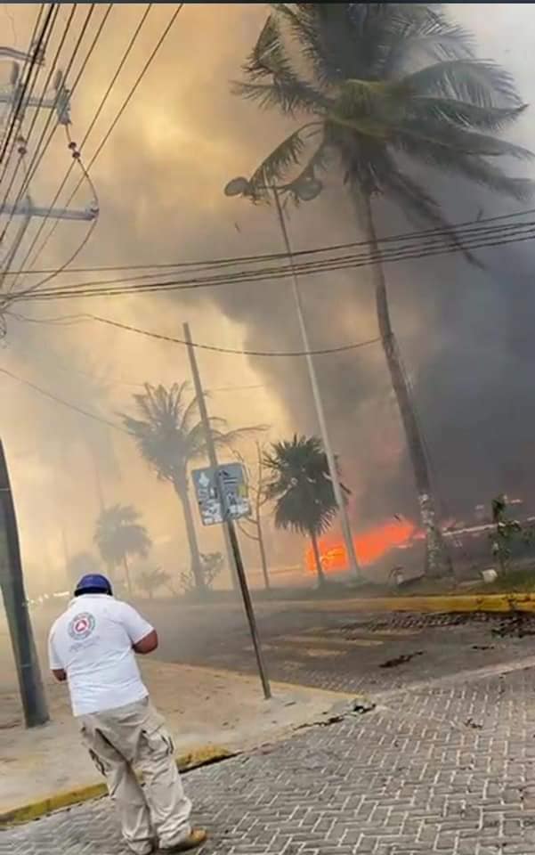 Fuego arrasa con restaurantes en pleno centro de Isla Mujeres; se ignoran el origen del incendio que ya afectó varios locales.