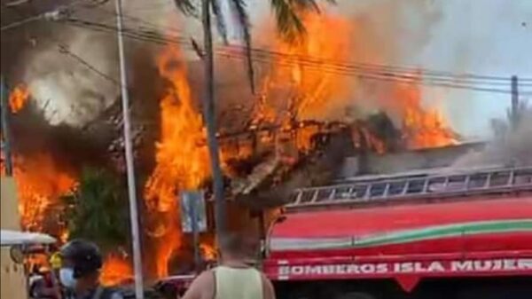 Fuego arrasa con restaurantes en pleno centro de Isla Mujeres (VIDEO).