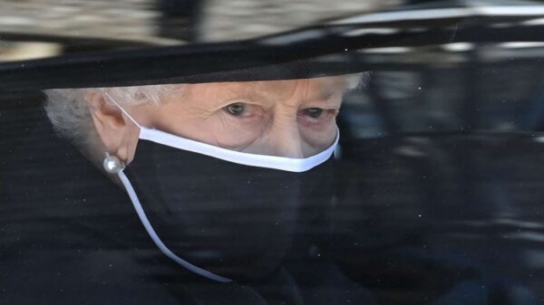 La Reina Isabel II llega a los 95 años vestida de luto