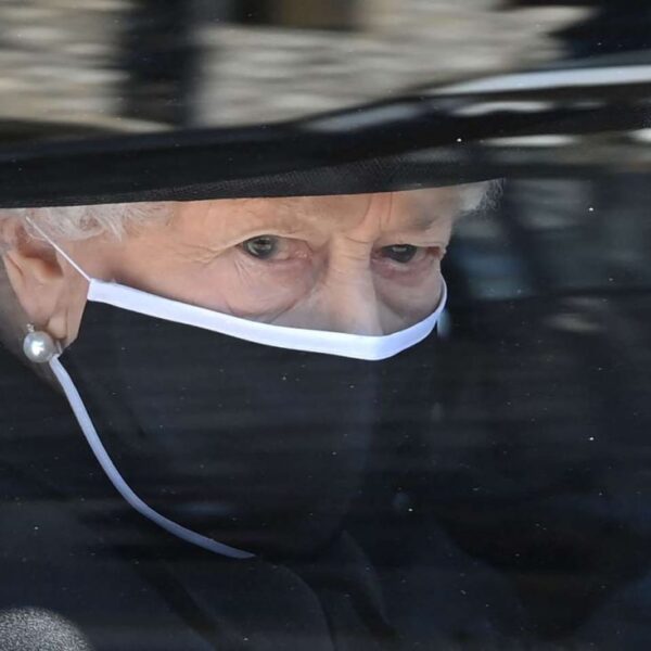 La Reina Isabel II llega a los 95 años vestida de luto