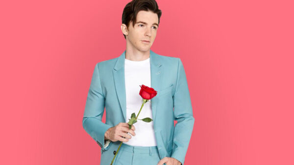 Drake Bell causa furor en redes al cantar en español ‘La camisa negra’