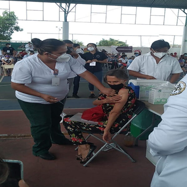 Doña Florinda se habría aplicado segunda vacuna contra Covid-19