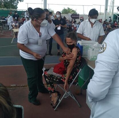 Doña Florinda Meza recibe su primera vacuna contra Covid-19 en Cancún
