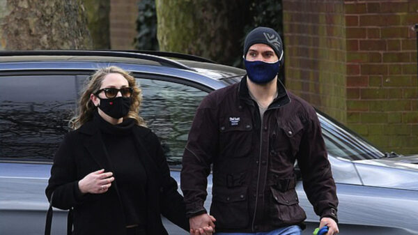 Sorprenden a Henry Cavill paseando con su nueva novia en Londres