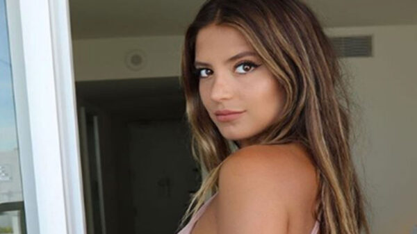 Sarah Kohan cautiva miradas con su bikini amarillo