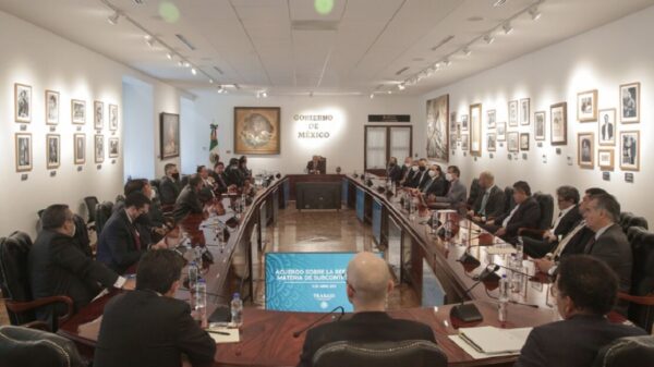 Acuerdo en “outsourcing” y reparto de utilidades, anuncia AMLO