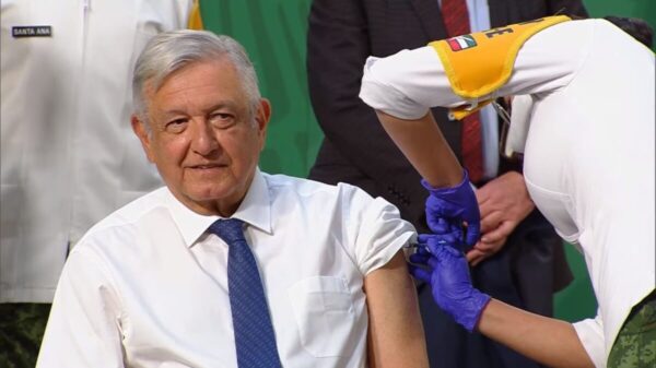 Recibe AMLO vacuna de AstraZeneca contra Covid-19 en Palacio Nacional