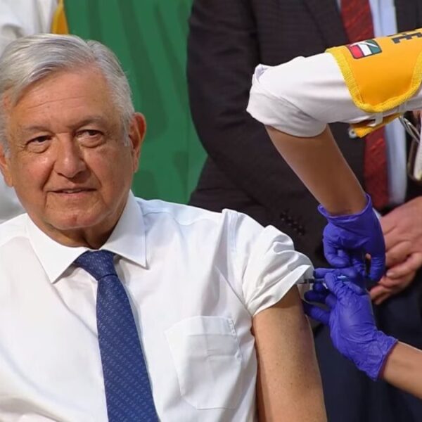 Recibe AMLO vacuna de AstraZeneca contra Covid-19 en Palacio Nacional
