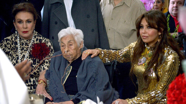 Abuelita de Thalía y Laura Zapata recibe la santa unción de los enfermos