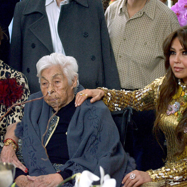 Abuelita de Thalía y Laura Zapata recibe la santa unción de los enfermos