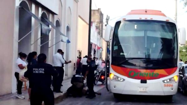 Señor de la tercera edad es atropellado por un camión en Mérida