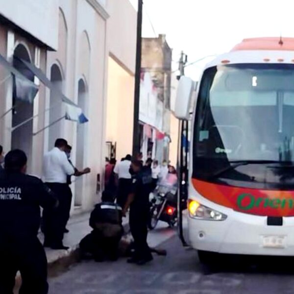 Señor de la tercera edad es atropellado por un camión en Mérida