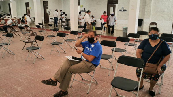 Acuden abuelitos de Cancún a vacunarse contra el covid-19 en el último día