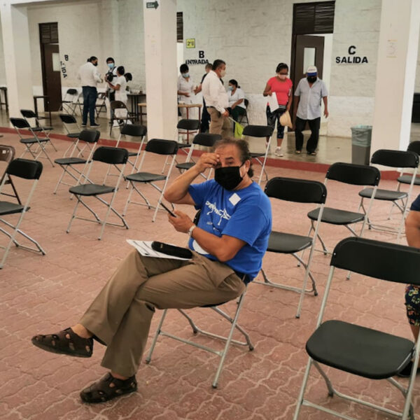 Acuden abuelitos de Cancún a vacunarse contra el covid-19 en el último día