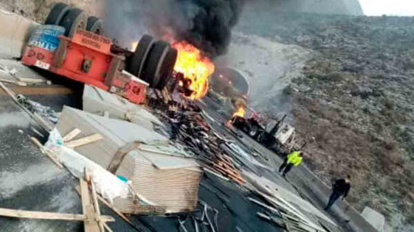 Chocan dos tráileres y se incendian en la carretera Saltillo-México