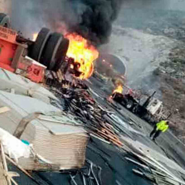 Chocan dos tráileres y se incendian en la carretera Saltillo-México