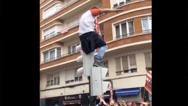 Aficionado se avienta de semáforo y nadie lo “atrapa”