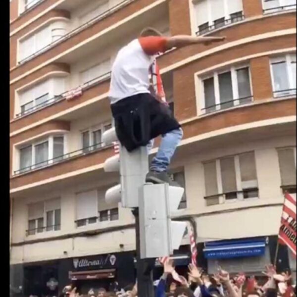 Aficionado se avienta de semáforo y nadie lo “atrapa”