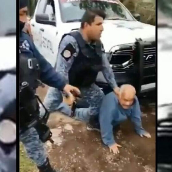 Policías someten de forma brutal a ciudadanos en Puebla