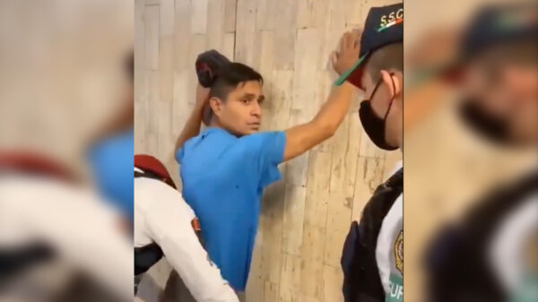 Video: Someten policías a agresor de homosexuales en el metro