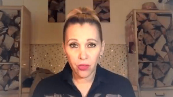 Aida Pierce revela que su hijo se disfrazó de abuelito para recibir vacuna