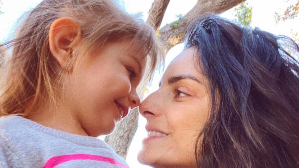 Aislinn Derbez y su hija Kailani se une contra el maltrato infantil
