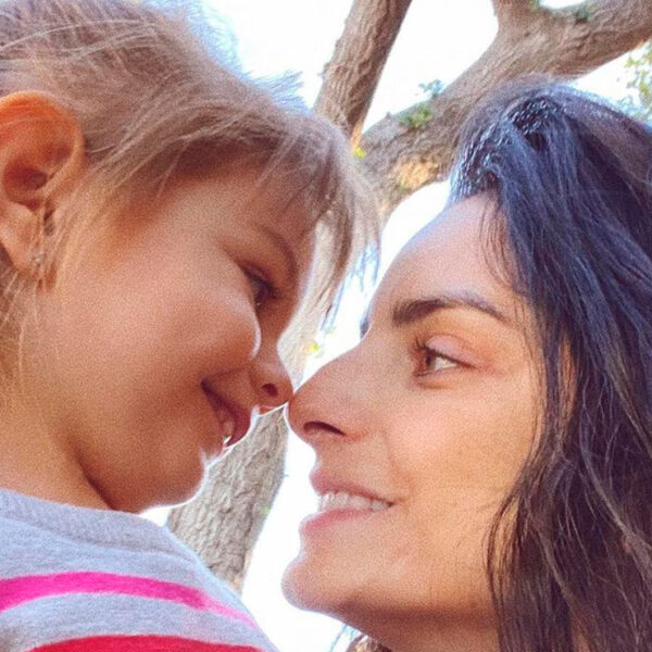 Aislinn Derbez y su hija Kailani se une contra el maltrato infantil