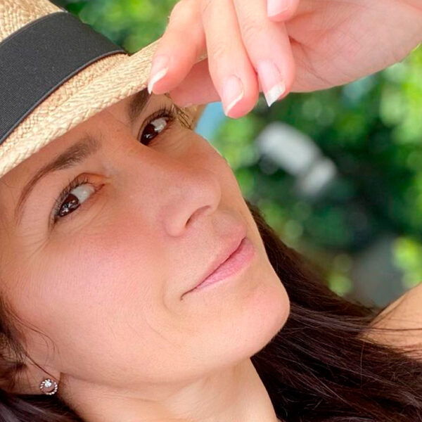 Alessandra Rosaldo da ejemplo a Eugenio Derbez, se aplica la vacuna contra el Covid-19