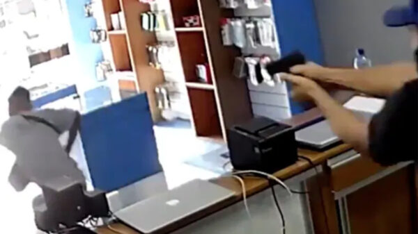 Video: Dueño de tienda hace justicia y balea a asaltante
