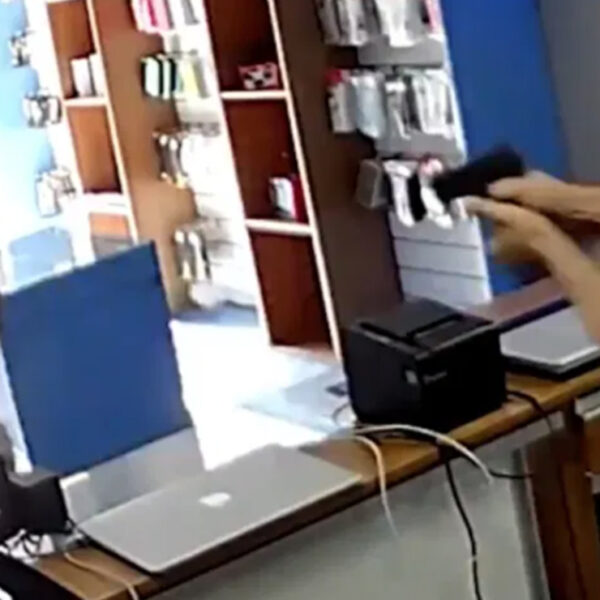 Video: Dueño de tienda hace justicia y balea a asaltante