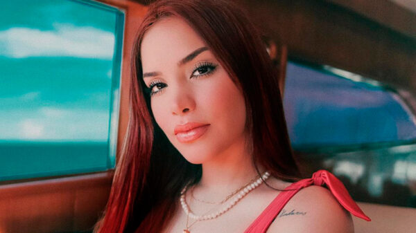 Así luce Kimberly Loaiza en traje de baño tras convertirse en mamá