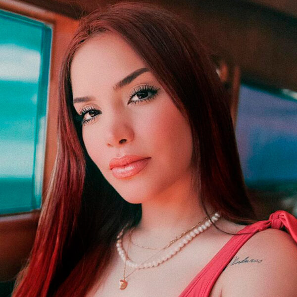 Así luce Kimberly Loaiza en traje de baño tras convertirse en mamá