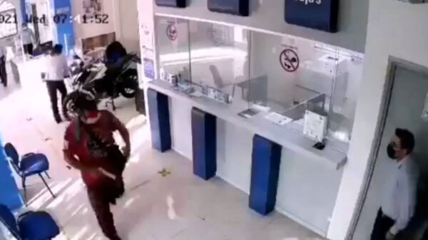 Así atracaron un par de delincuentes un negocio en Oaxaca