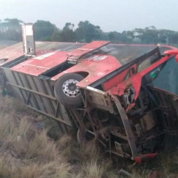 Reportan 19 lesionados tras volcadura de autobús, en Veracruz